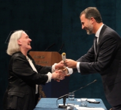 Don Felipe entrega el Premio Príncipe de Asturias de Ciencias Sociales a Saskia Sassen